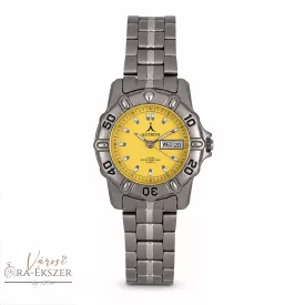   ASTRON 5015-9 női karóra, szürke színű titánium tok, titánium csat, sárga számlap, keményített ásványüveg, quartz szerkezet, 100 m (10 ATM) vízállóság