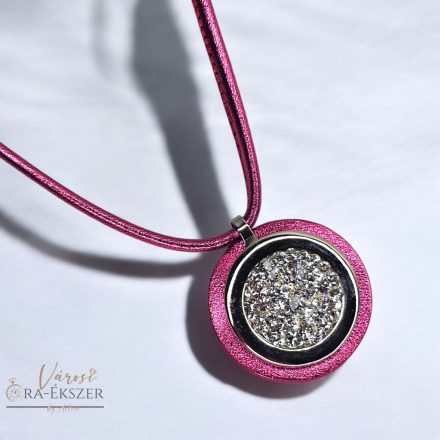 CIKLÁMEN SZÍNŰ BŐR NYAKLÁNC FEHÉR SZÍNŰ SWAROVSKI KÖVES MEDÁLLAL