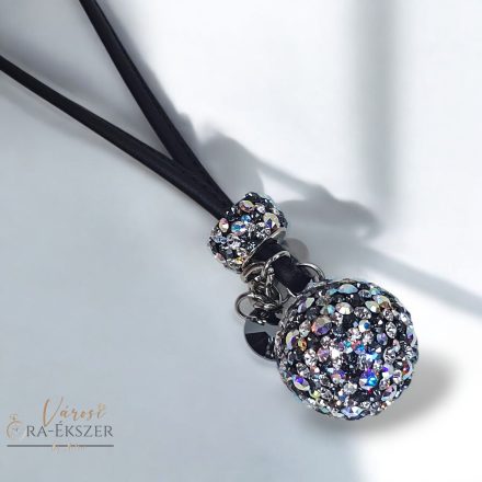FEKETE BŐR NYAKLÁNC FEKETE ÉS FEHÉR SWAROVSKI KÖVES GÖMB MEDÁLLAL
