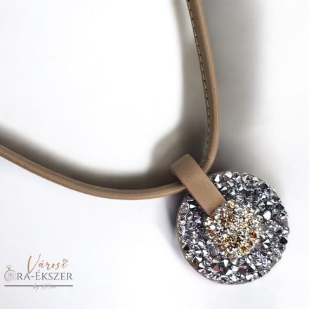 LATTE SZÍNŰ BŐR NYAKLÁNC FEHÉR ÉS PEZSGŐ SZÍNŰ SWAROVSKI KÖVES MEDÁLLAL