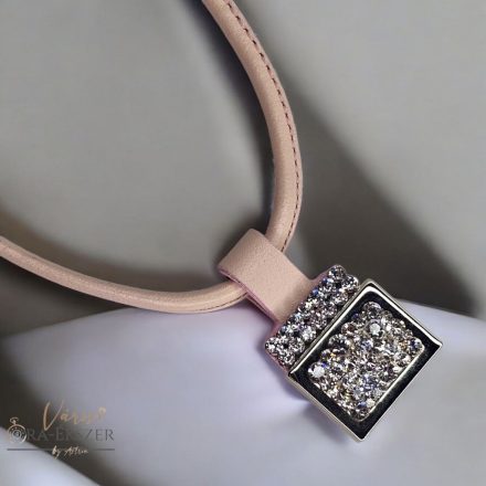 RÓZSASZÍN BŐR NYAKLÁNC FEHÉR SWAROVSKI KÖVES MEDÁLLAL