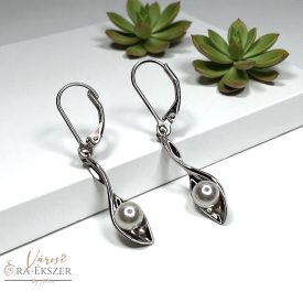 925 EZÜST FÜLBEVALÓ GYÖNGGYEL, LÓGÓS, RUGÓSZÁRAS