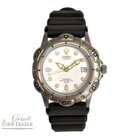   CASIO MTP-1005 KARÓRA, FEHÉR SZÁMLAP, EZÜST SZÍNŰ TITÁNIUM TOK ÉS FEKETE MŰANYAG SZÍJ,100m VÍZÁLLÓSÁG