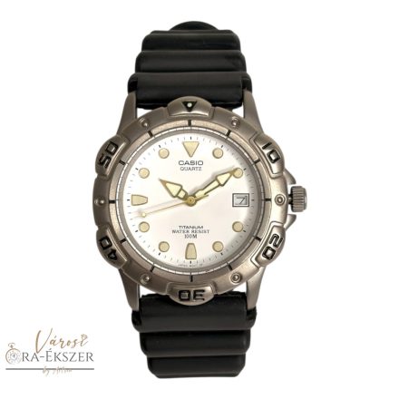 CASIO MTP-1005 KARÓRA, FEHÉR SZÁMLAP, EZÜST SZÍNŰ TITÁNIUM TOK ÉS FEKETE MŰANYAG SZÍJ,100m VÍZÁLLÓSÁG